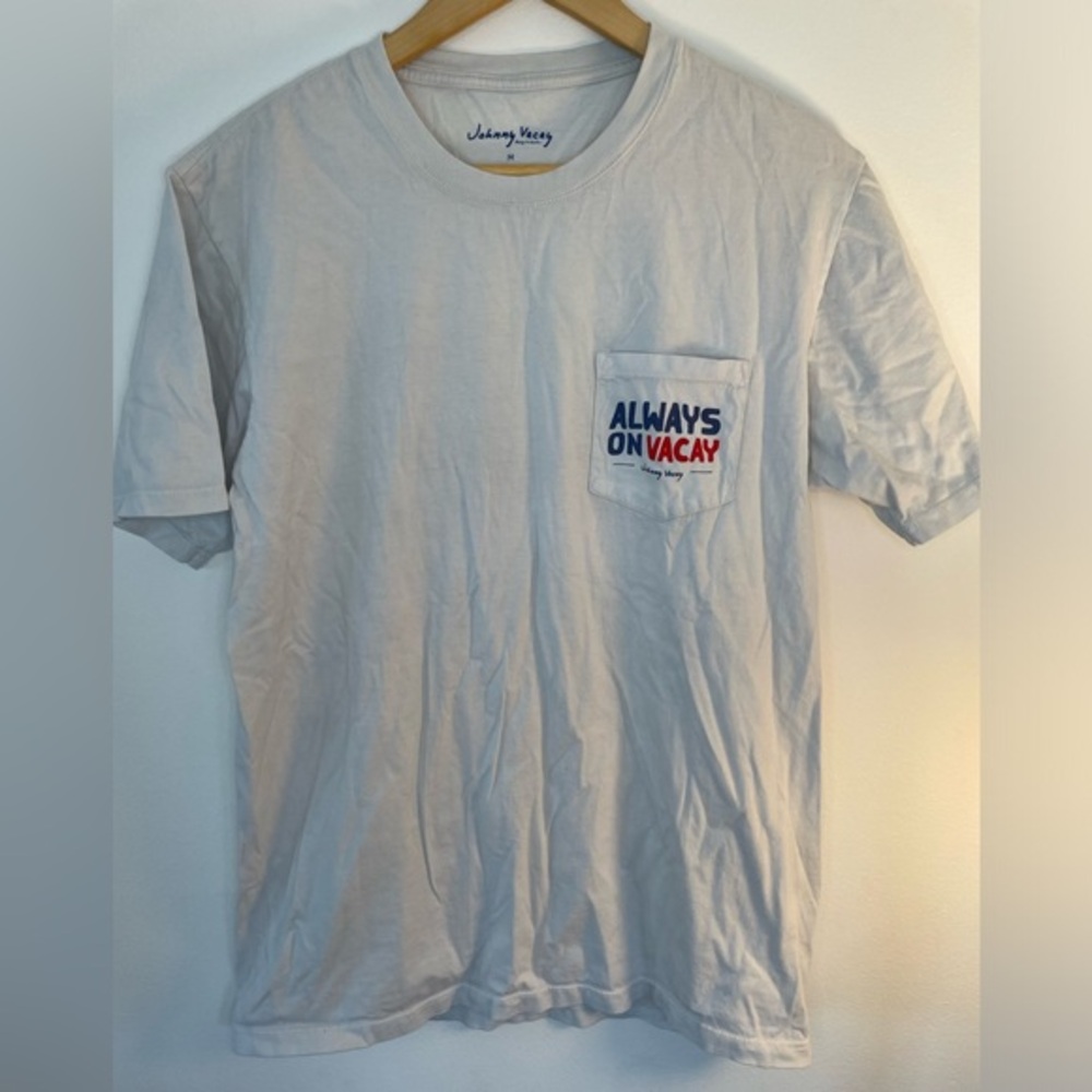 Martha’s Vineyard Johnny Vacay Front Pocket Graphic‎ Tee Dog Jeep Lighthouse
